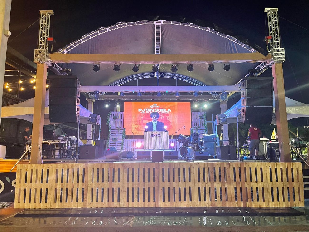 Show nocturno Corona — PJ Sin Suela