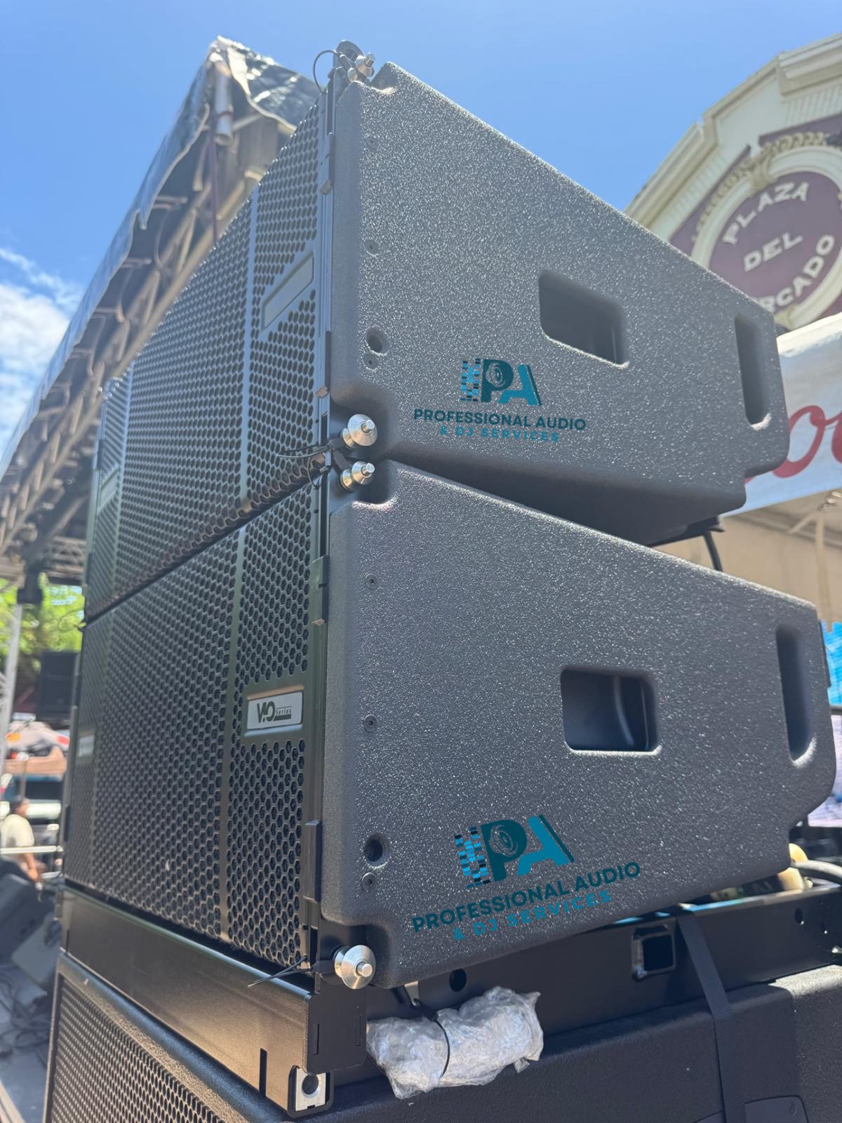 Line array montado en plaza