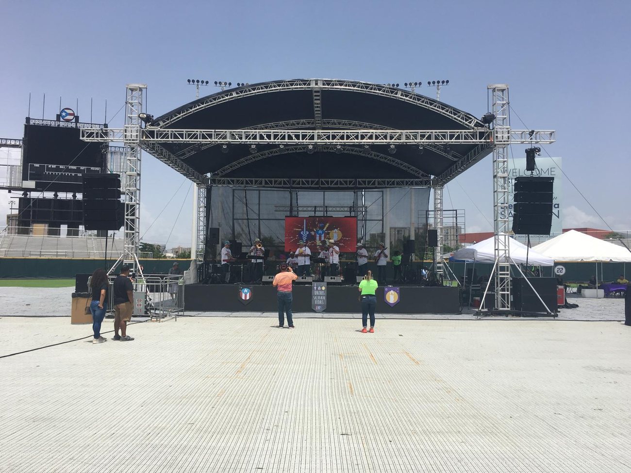 Tarima techada en estadio