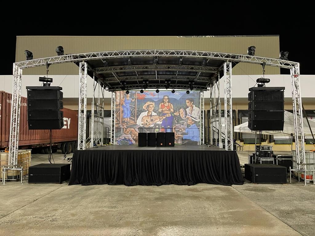 Tarima techada con line arrays y sonido