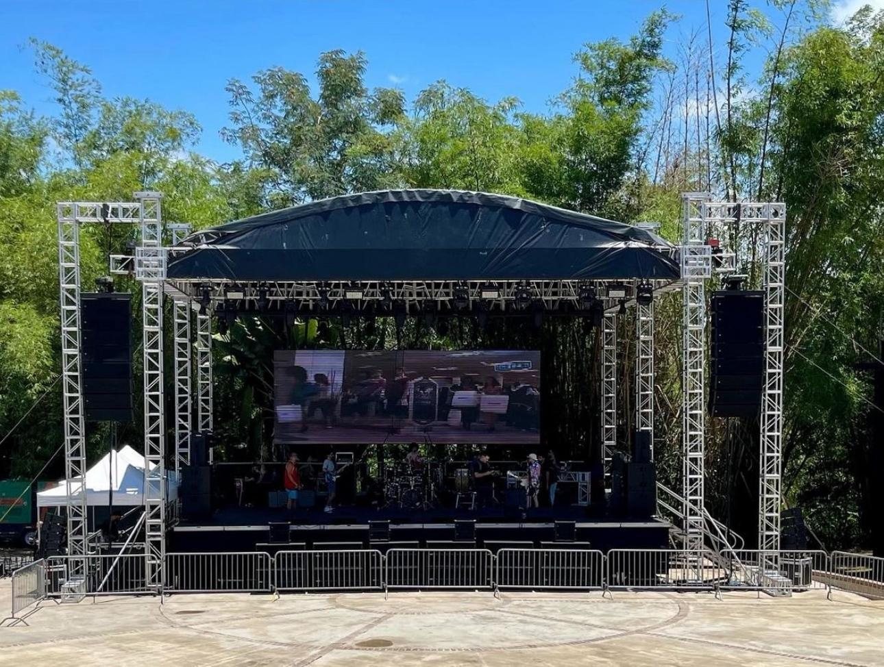Tarima techada con pantalla LED al aire libre