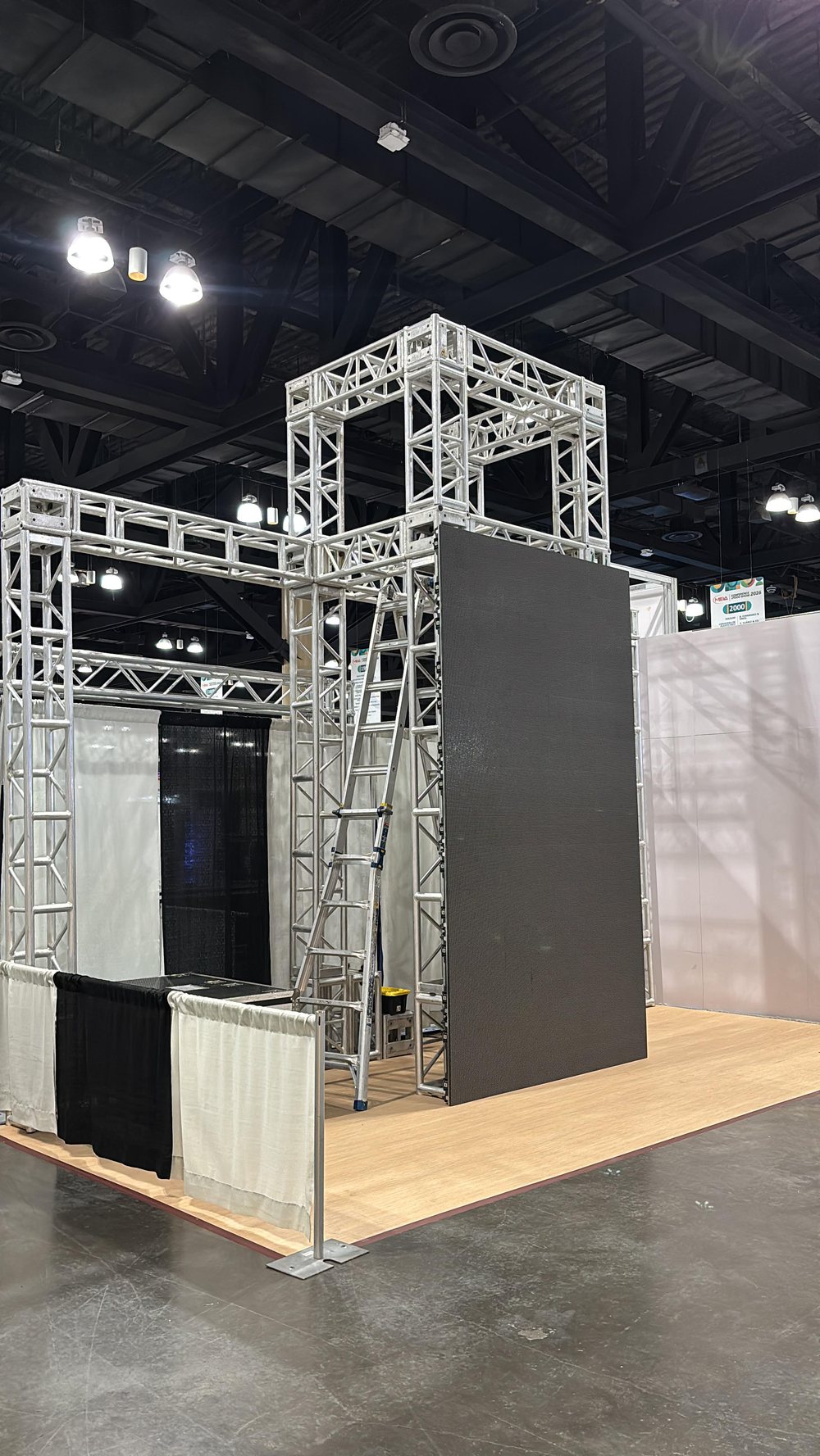 Torre de truss con pantalla LED en convención